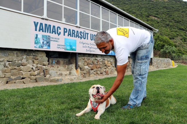 Köpeğiyle yamaç paraşütü yaptı